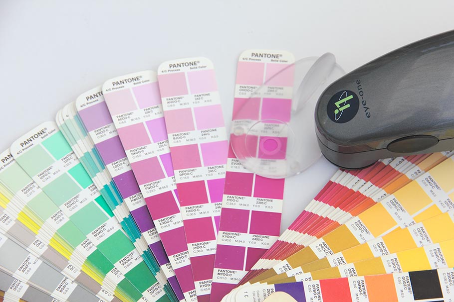 Vérification des couleurs imprimées sur un nuancier PANTONE avec Eye-One Pro et logiciel SPOT_Color_Manager